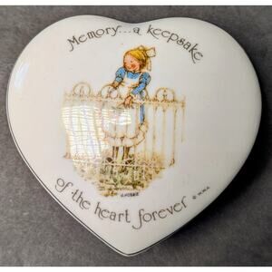 Vtg 1974 Holly Hobbie Trinket Box 3" Porcelain Keepsake Heart Jewelry Vanity 70s